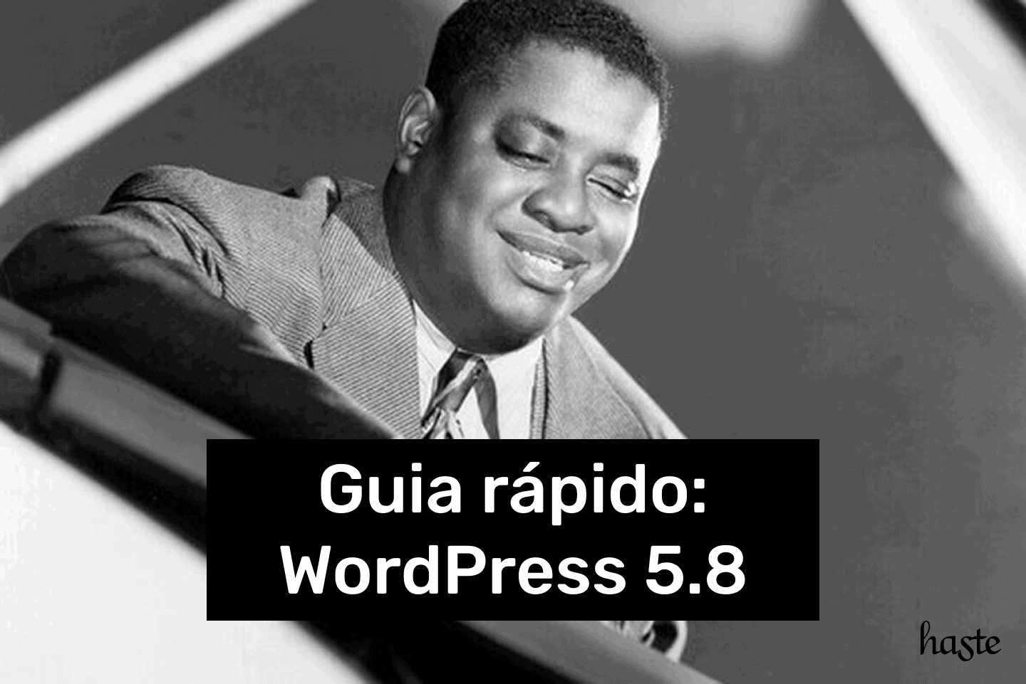 O fundo é uma fotografia em preto e branco do pianista Art Tatum. Em destaque, está um retângulo preto com o texto: Guia rápido: WordPress 5.8.